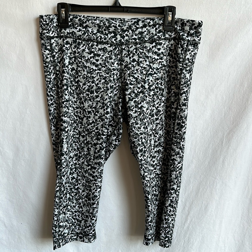 Under Armour black/white/gray camo capris leggings, size L